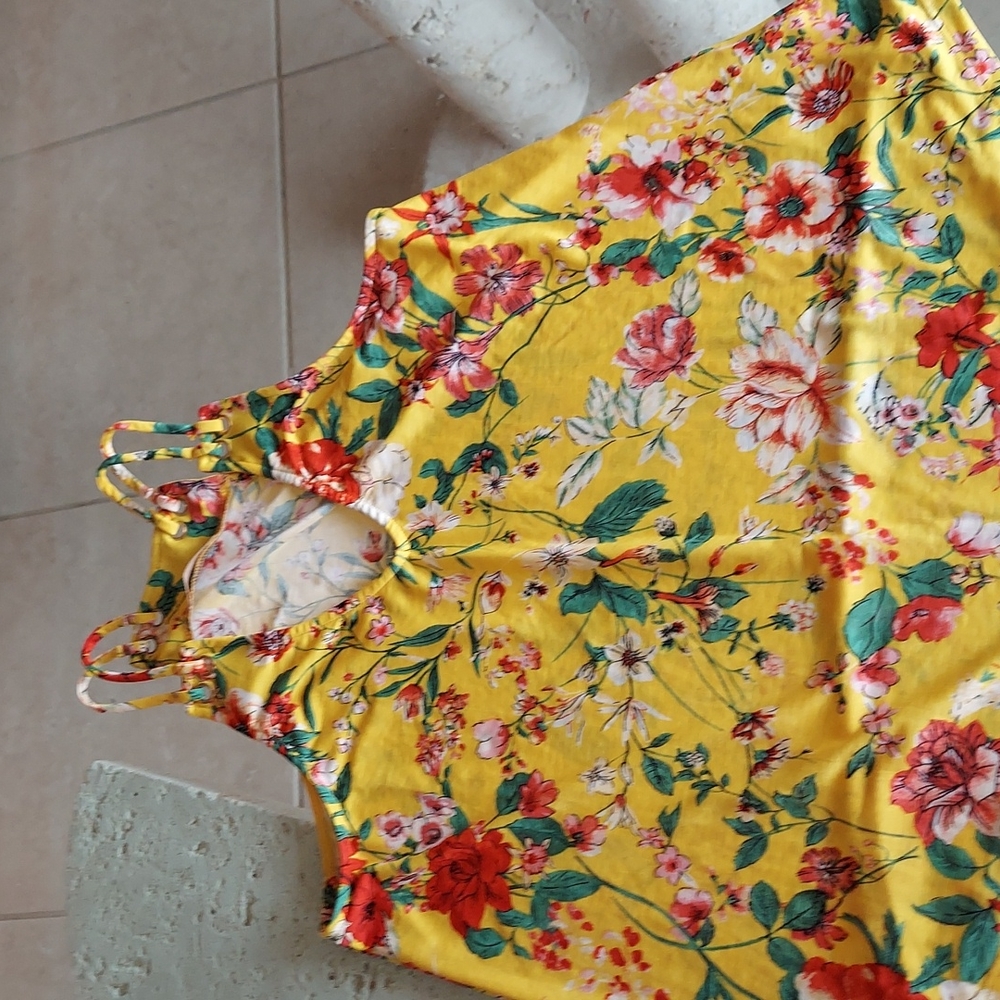 Lavish New Yellow flower top